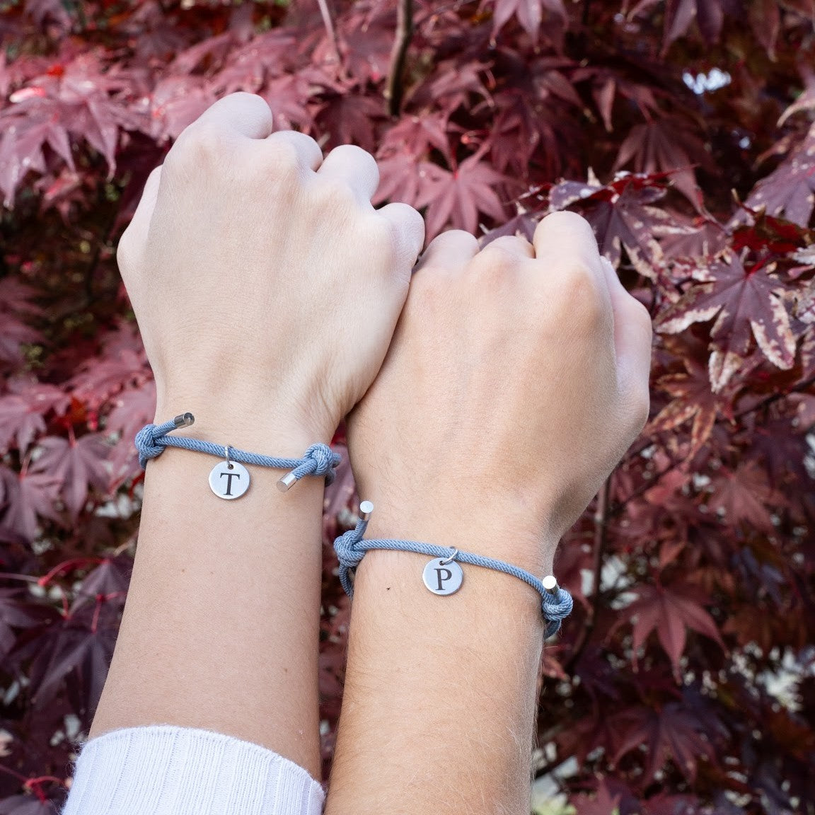 "Für immer verbunden" Magnetarmbänder mit Initialien - Gravur