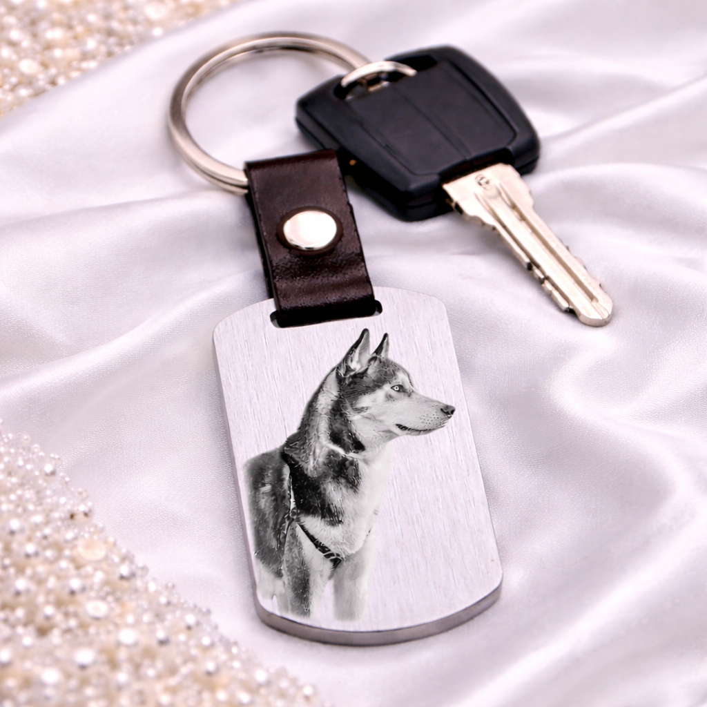 Foto Schlüsselanhänger mit Hundemotiv auf Stoff Hintergrund – personalisiertes Geschenk