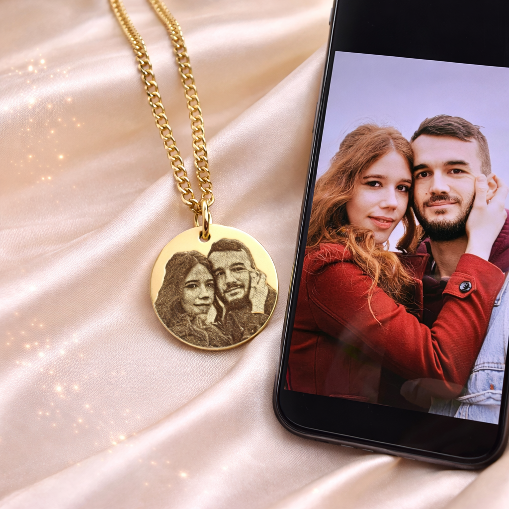 Goldene runde Halskette mit Paar Fotogravur – Geschenk für Partner