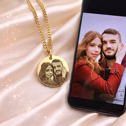 Goldene runde Halskette mit Paar Fotogravur – Geschenk für Partner