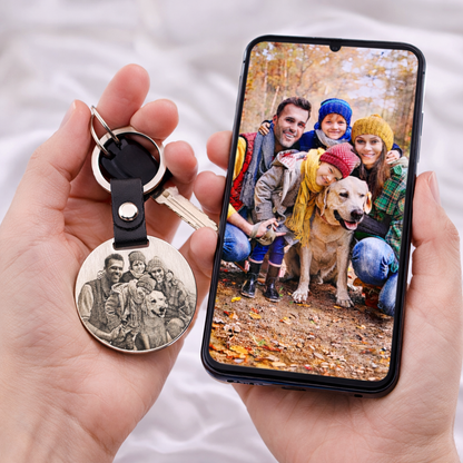 Foto Schlüsselanhänger personalisiert mit Bild neben Smartphone – Geschenkidee