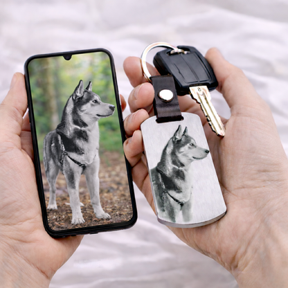 Schlüsselanhänger mit Hunde Fotogravur neben Smartphone – personalisierbar mit Bild