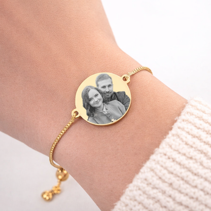 Verstellbares rundes Armband mit Bildgravur am Handgelenk getragen in Gold