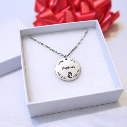 Silberne Geburtsdaten Kette in Geschenkbox – personalisiertes Mama Geschenk