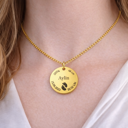 Goldene runde Kette mit Baby Name und Geburtsdaten um Hals – Geschenk zur Geburt