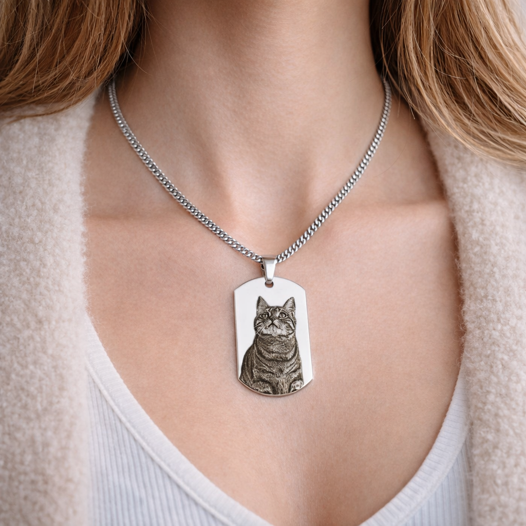 Dog Tag Halskette groß mit Bildgravur getragen am Hals in Silber