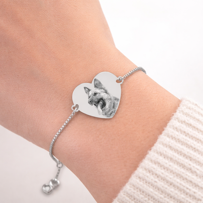 Verstellbares Herz Armband mit Bildgravur am Handgelenk getragen in Silber