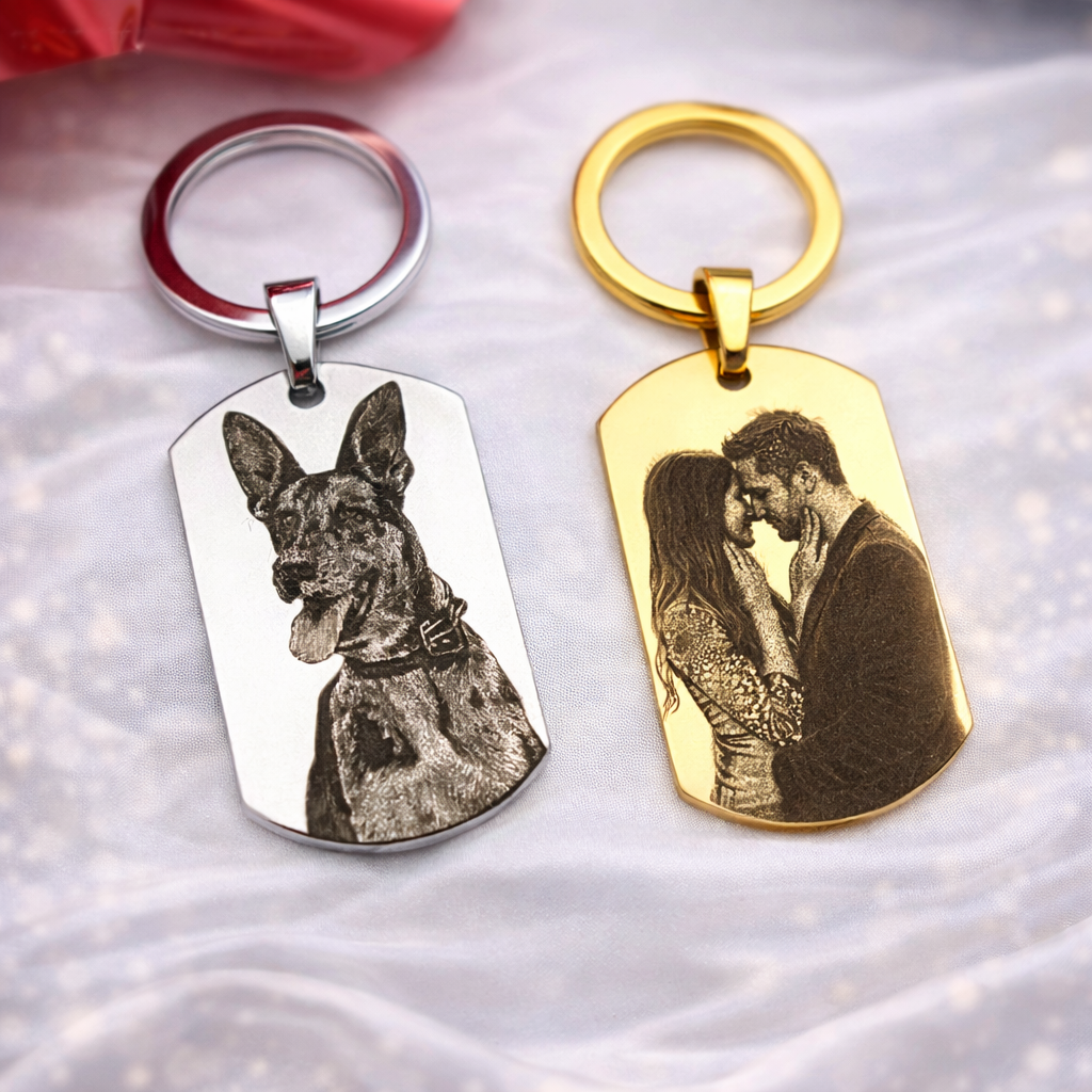 Foto Schlüsselanhänger in Silber und Gold mit Gravur – personalisierbarer Edelstahl Anhänger