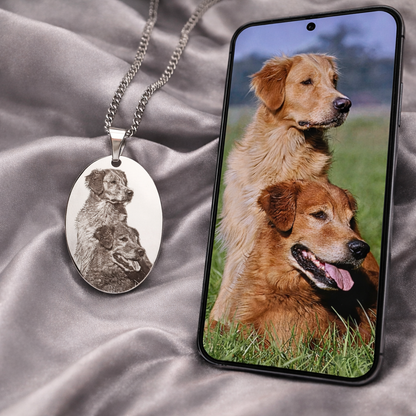 Silberne Foto Kette oval neben Smartphone mit Hundebild – personalisiert