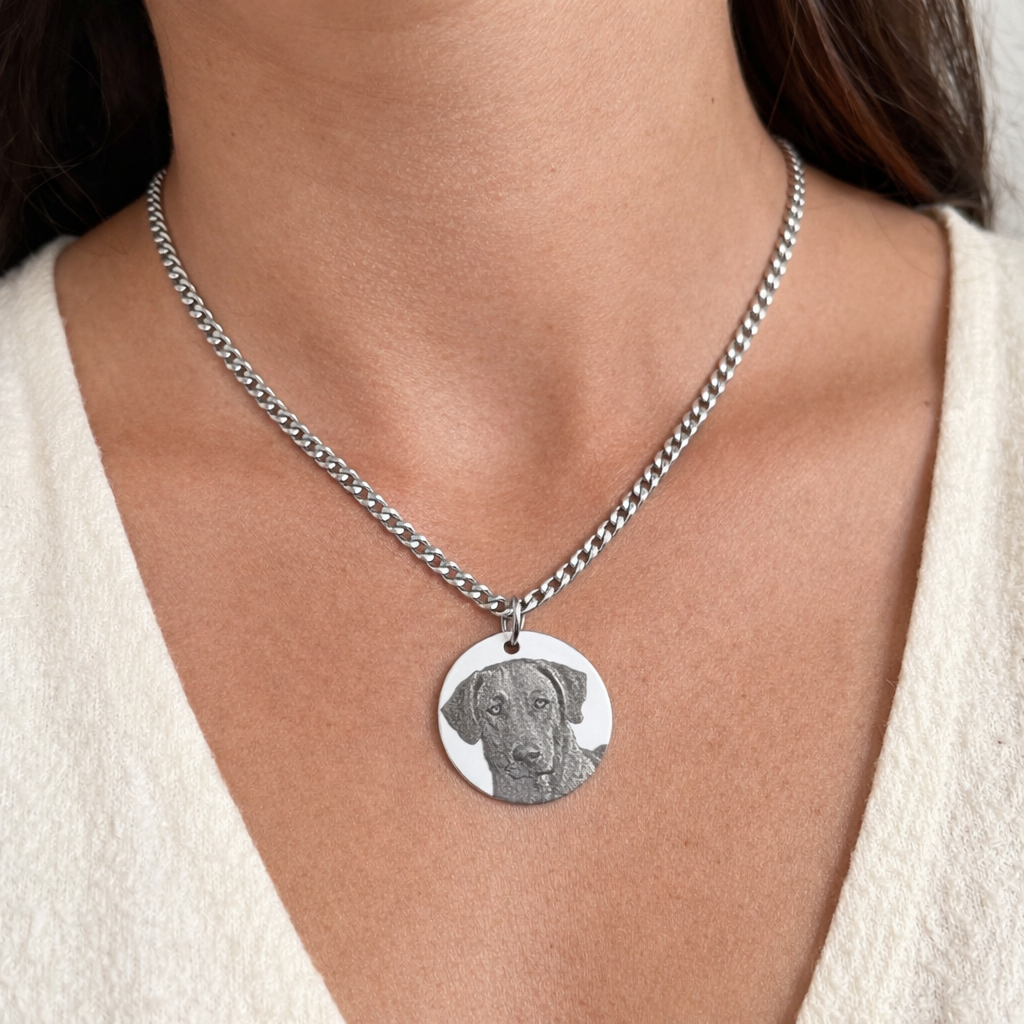 Große runde Halskette mit Bildgravur auffällig am Hals getragen in Silber