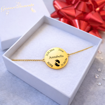 Goldenes Baby Armband in Geschenkbox – personalisiertes Mama Geschenk