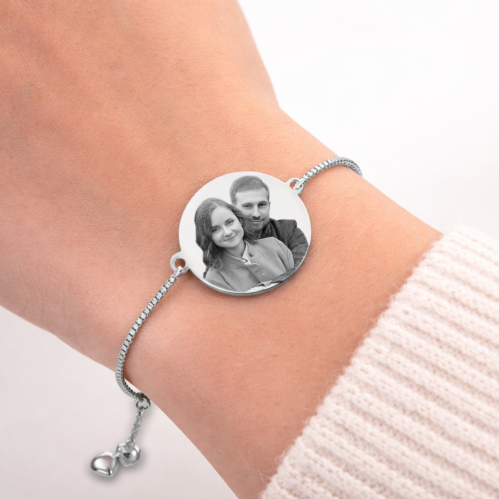 Verstellbares rundes Armband mit Bildgravur am Handgelenk getragen in Silber