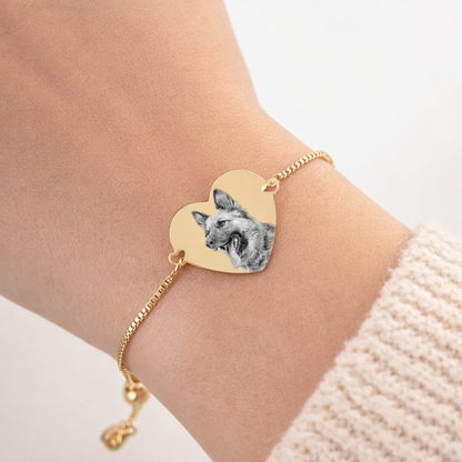 Verstellbares Herz Armband mit Bildgravur am Handgelenk getragen in Gold