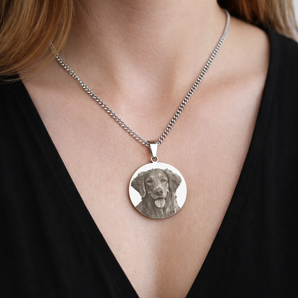 Silberne runde Kette mit Fotogravur getragen am Hals – personalisierbar