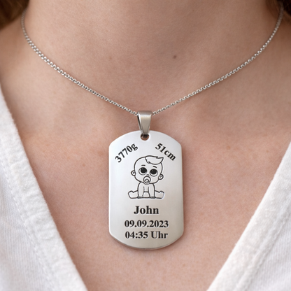 Silberne Geburtskette personalisiert mit Baby Daten getragen am Hals