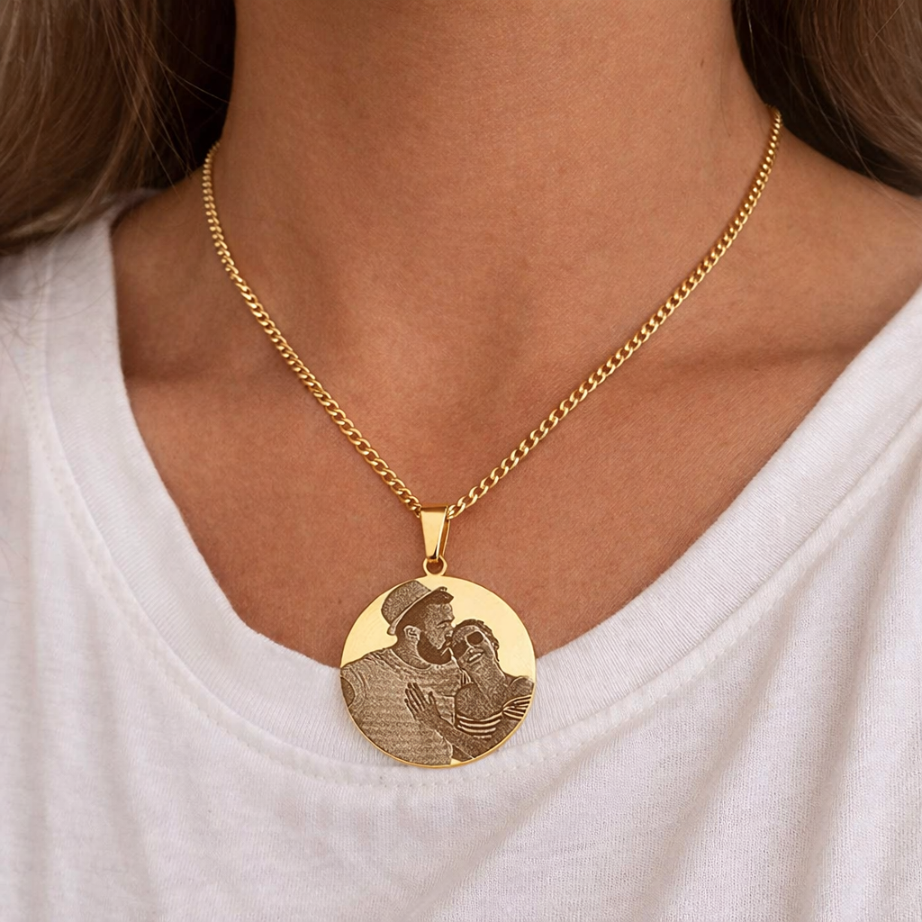 Große Herz Halskette mit Bildgravur auffällig am Hals getragen aus Gold