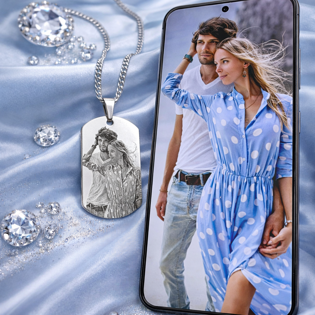 Personalisierte Dog Tag Kette neben Smartphone mit Paar Bild