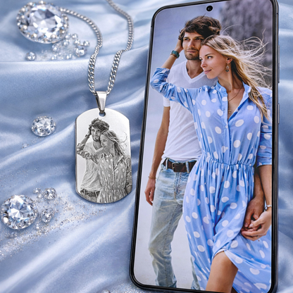 Personalisierte Dog Tag Kette neben Smartphone mit Paar Bild