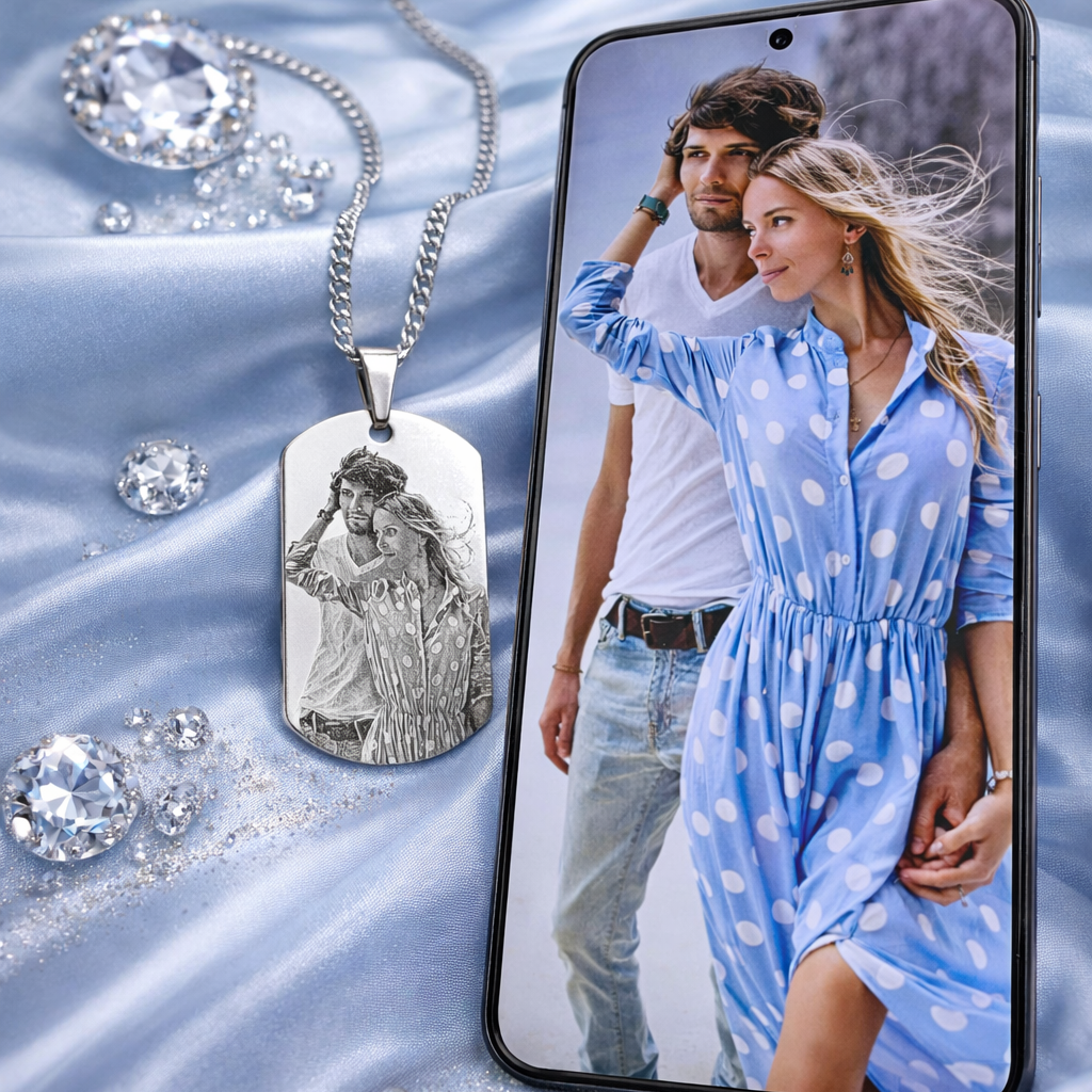 Silberne Dog Tag Foto Kette neben Smartphone – personalisierbar mit Wunschbild