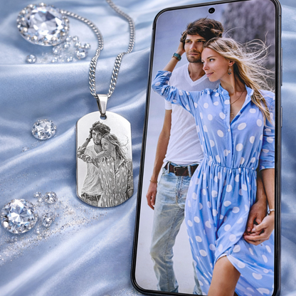 Silberne Dog Tag Foto Kette neben Smartphone – personalisierbar mit Wunschbild