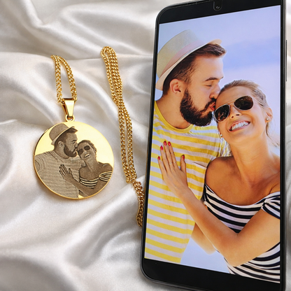 Goldene runde Foto Kette neben Smartphone mit Hunde Motiv – personalisierbar