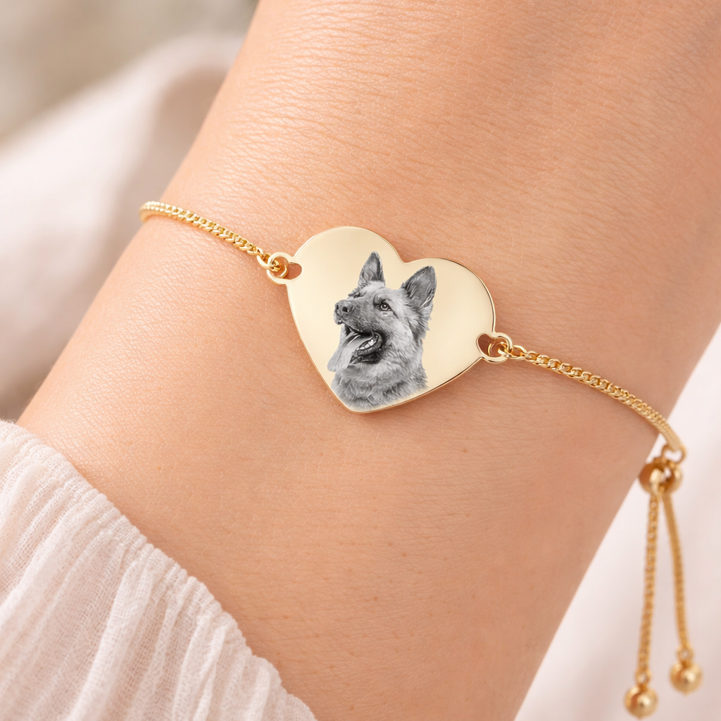 Goldenes Herz Armband mit individueller Tier Fotogravur am Handgelenk