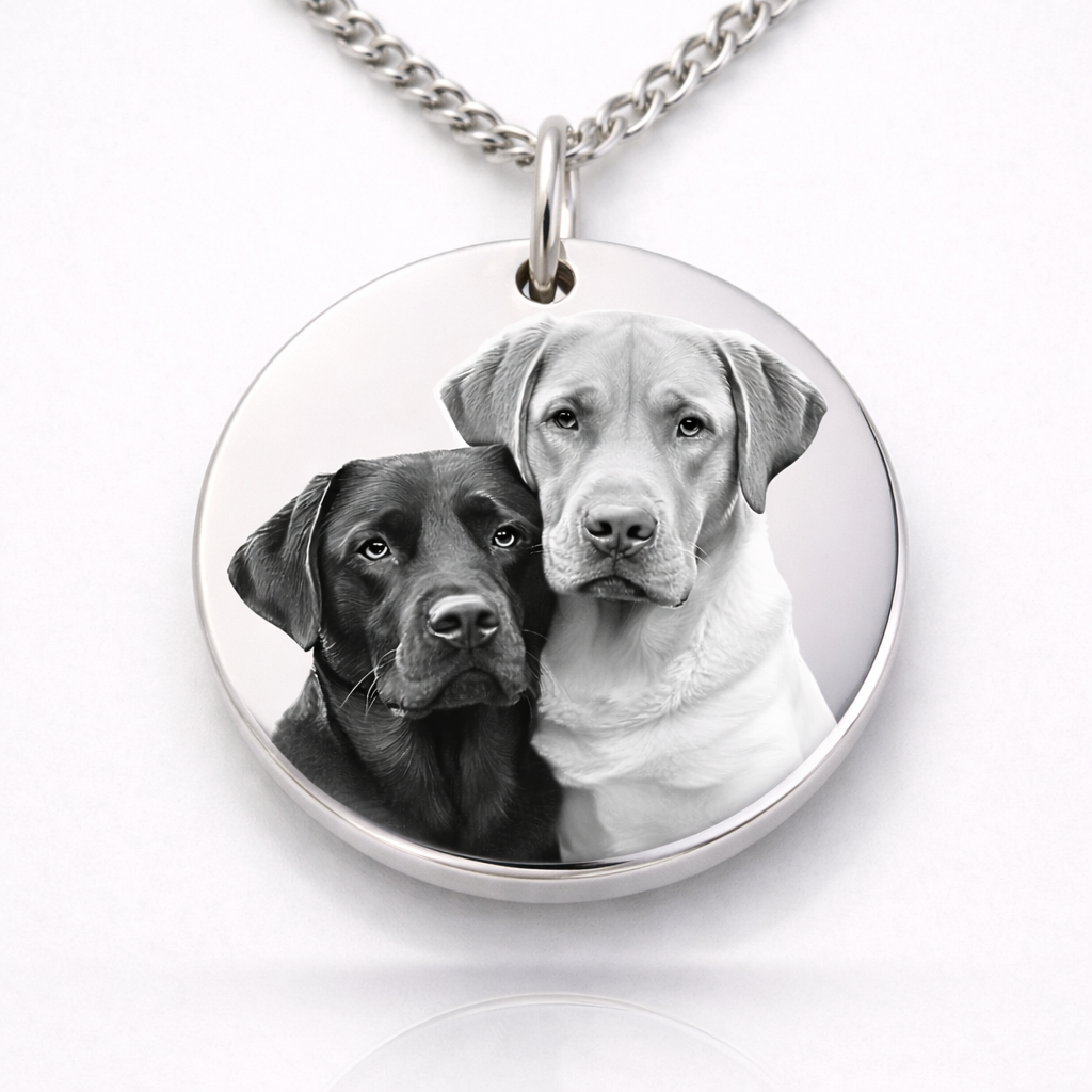 Personalisierte runde Foto Kette aus Edelstahl in Silber mit zwei Hunde Fotogravuren