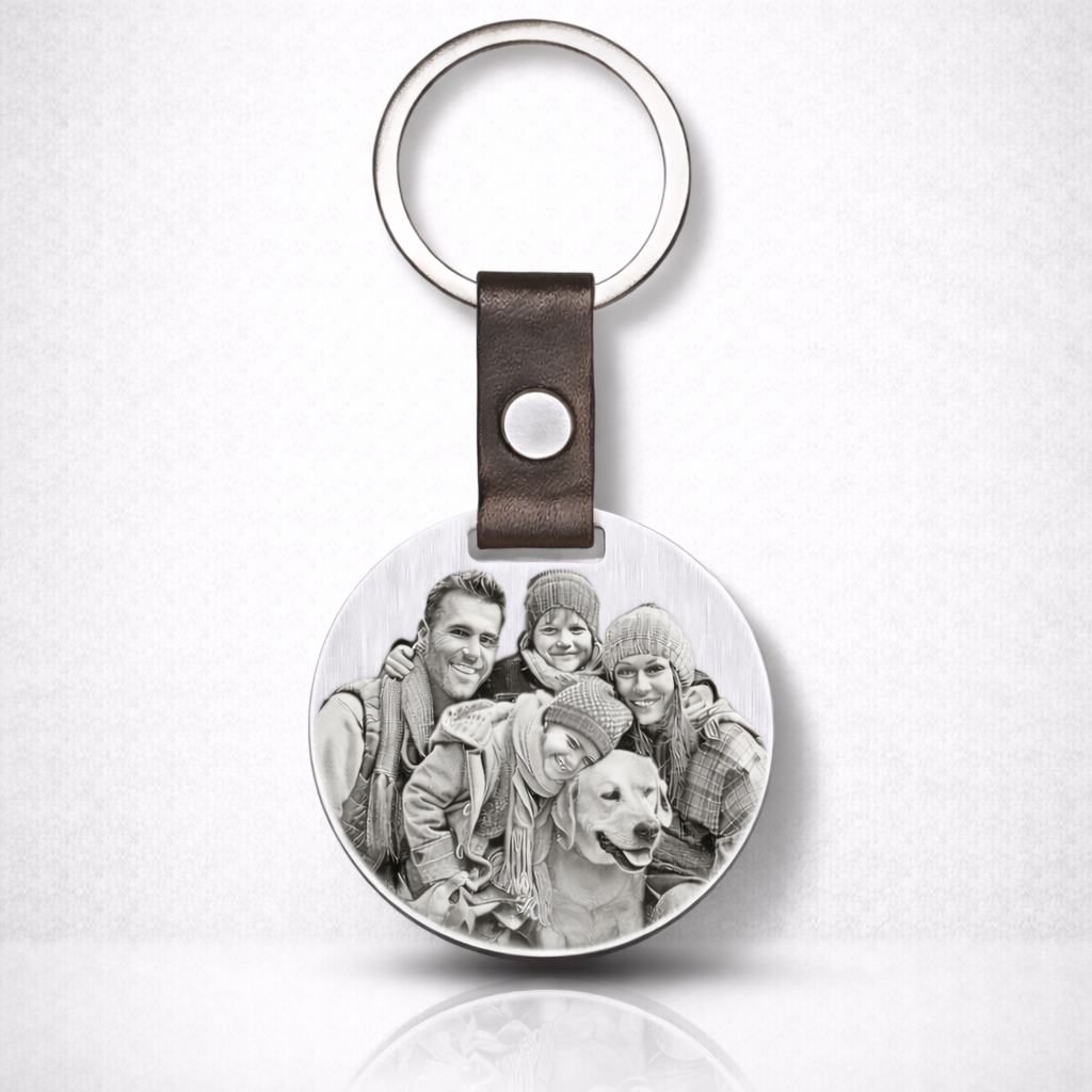 Personalisierter runder Foto Schlüsselanhänger mit Lederlasche – Familienbild graviert