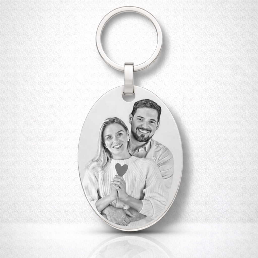 Personalisierter Foto Schlüsselanhänger aus Edelstahl in Silber mit ovaler Fotogravur