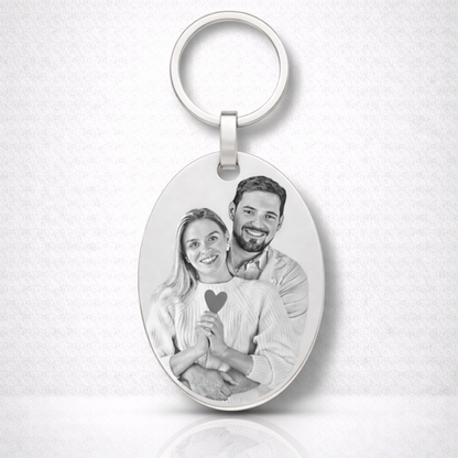Personalisierter Foto Schlüsselanhänger aus Edelstahl in Silber mit ovaler Fotogravur