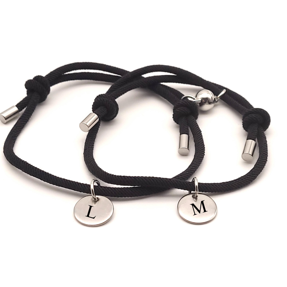 Schwarze Magnet Paar Armbänder mit Buchstaben Anhänger