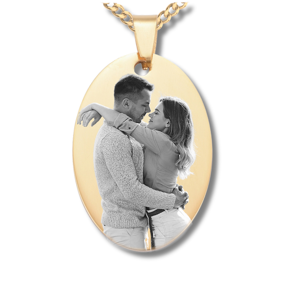 Goldene ovale Foto Kette mit Bildgravur – Geschenk für Freundin
