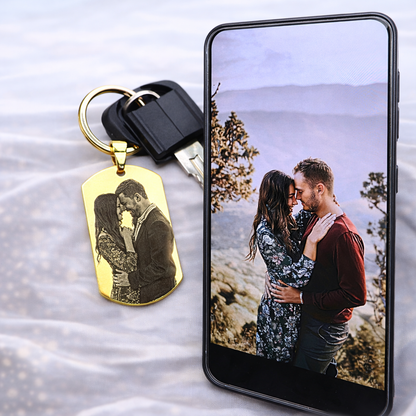 Individueller Foto Schlüsselanhänger in Gold neben Smartphone – personalisiertes Geschenk