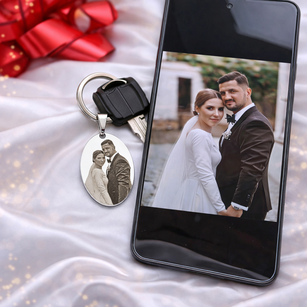 Individueller Schlüsselanhänger mit Fotogravur neben Smartphone – personalisiertes Geschenk