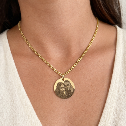 Große runde Halskette mit Bildgravur auffällig am Hals getragen in Gold
