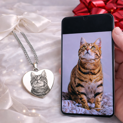 Foto Kette Herz mit Katzenmotiv neben Smartphone – personalisierbar mit Bild
