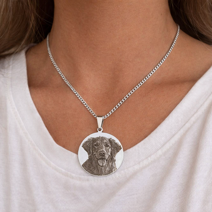 Große Herz Halskette mit Bildgravur auffällig am Hals getragen aus Silber