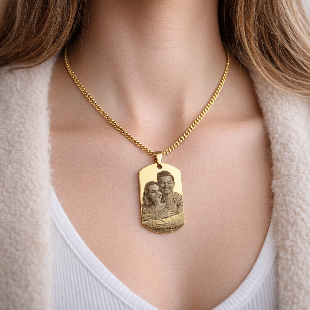 Dog Tag Halskette groß mit Bildgravur getragen am Hals in Gold