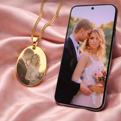 Goldene ovale Halskette mit Fotogravur – Geschenk für Partner