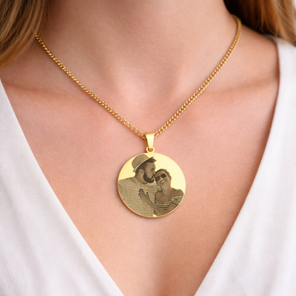 Goldene runde Halskette mit individueller Bildgravur – personalisierter Schmuck 