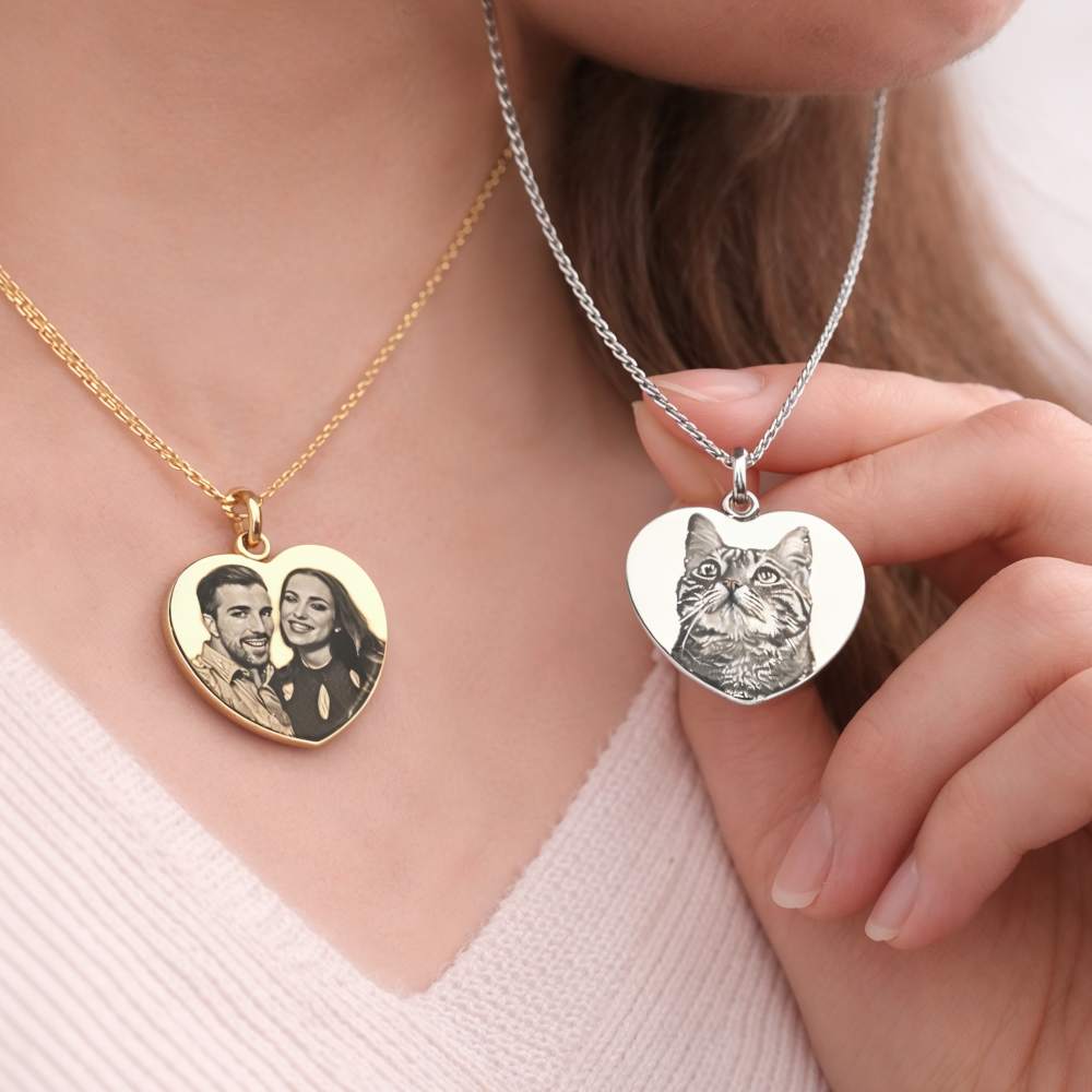 Große Herz Halskette mit Bildgravur auffällig am Hals getragen aus Silber und Gold