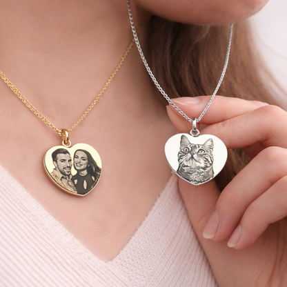Große Herz Halskette mit Bildgravur auffällig am Hals getragen aus Silber und Gold